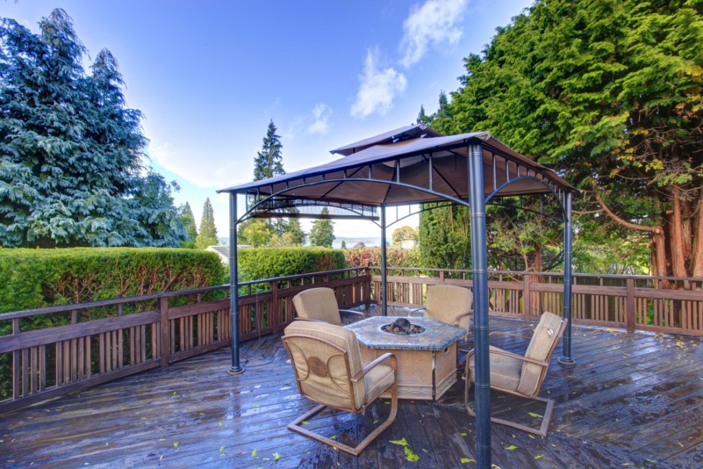 Backyard gazebo with patio se